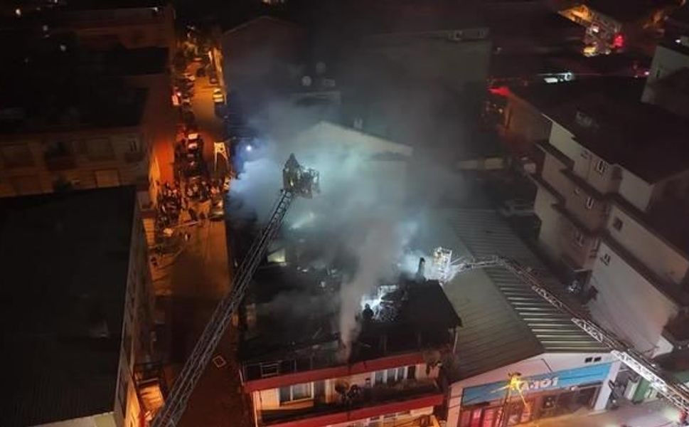 Kağıthane'de 4 Katlı Binanın Çatısında Yangın Çıktı