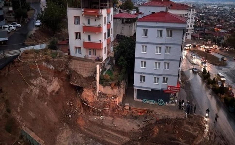 Kahramanmaraş'ta temel kazısı sırasında toprak kayması nedeniyle 2 bina tahliye edildi