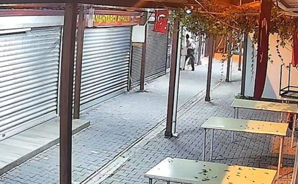 Kaldırım taşıyla camları kırıp telefoncu ve bankadan hırsızlık yaptı