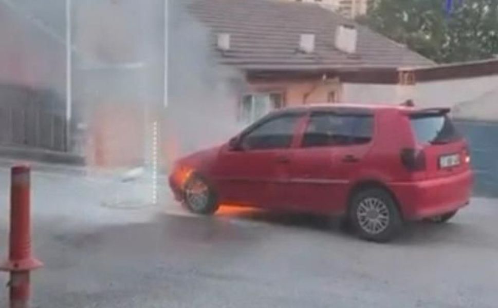 Karabük'te Park Halindeki Otomobilde Yangın Çıktı