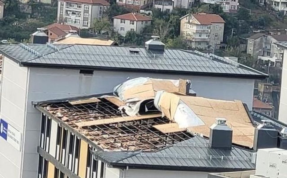 Karadeniz Ereğli'de Fırtına KYK Kız Öğrenci Yurdu Çatısını Uçurdu