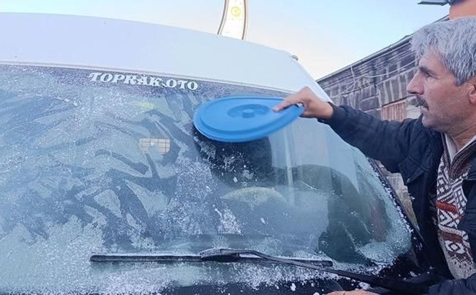 Kars'ta sıcaklık eksi 6 dereceye düştü, araç camları buzlandı