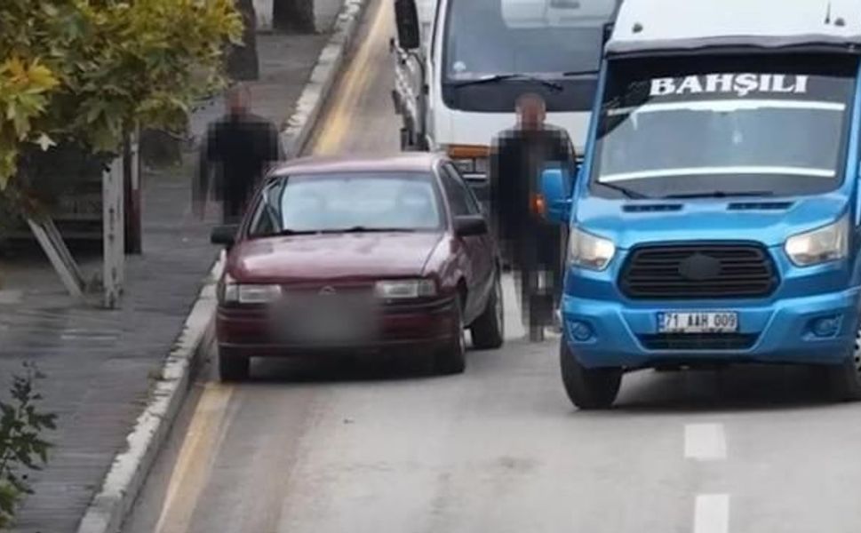 Kırıkkale'de ehliyetsiz sürücüden trafik denetiminde yolcuya direksiyon bırakma girişimi