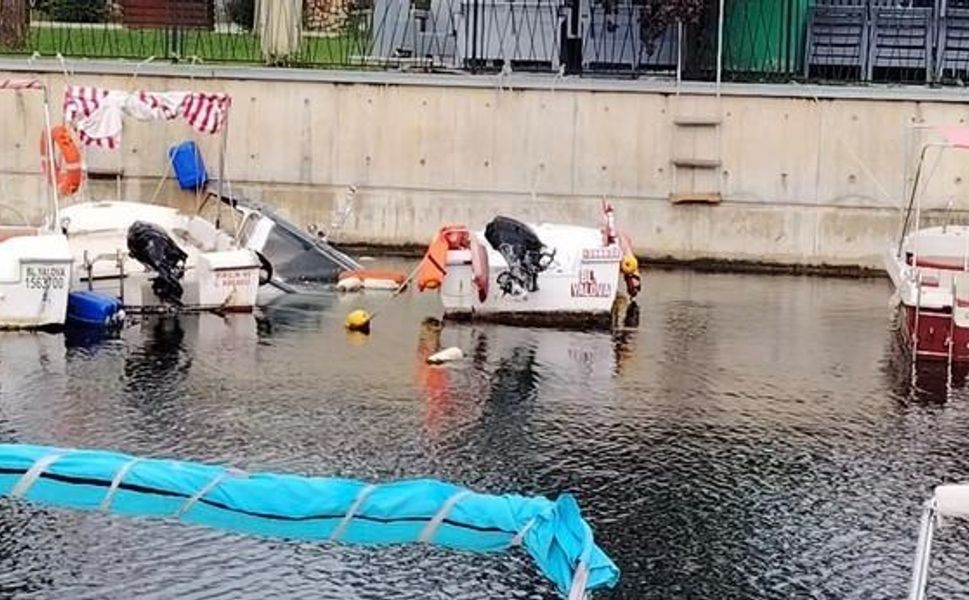 Kocaeli Karamürsel'de fırtına nedeniyle balıkçı tekneleri zarar gördü
