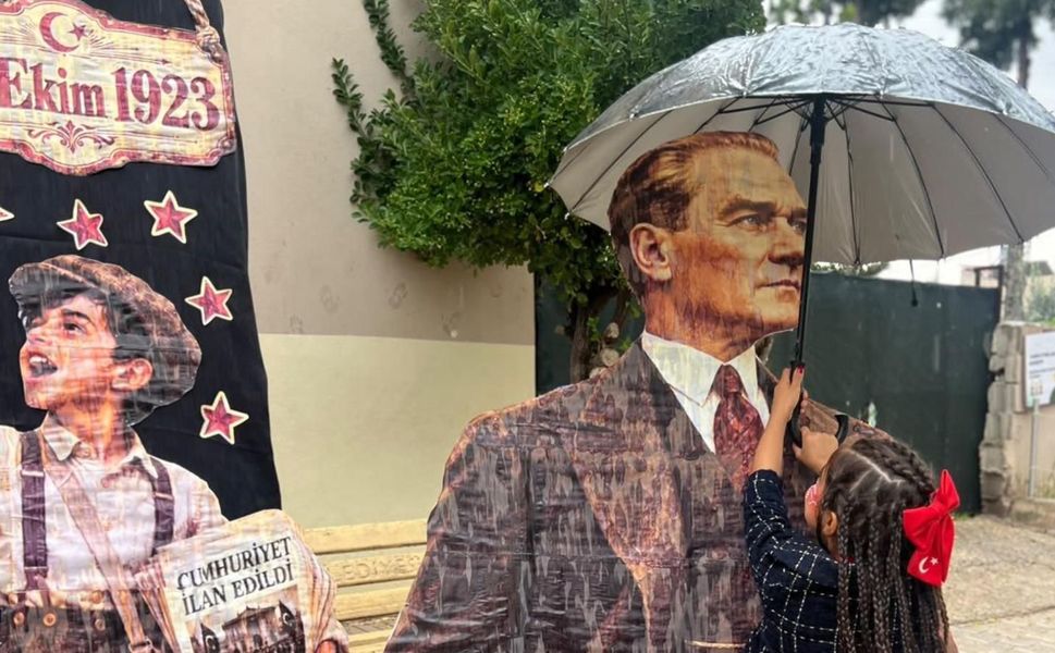 Küçük Kız Yağmurda Atasına Şemsiye Tutarken Gözler Öne Çıktı