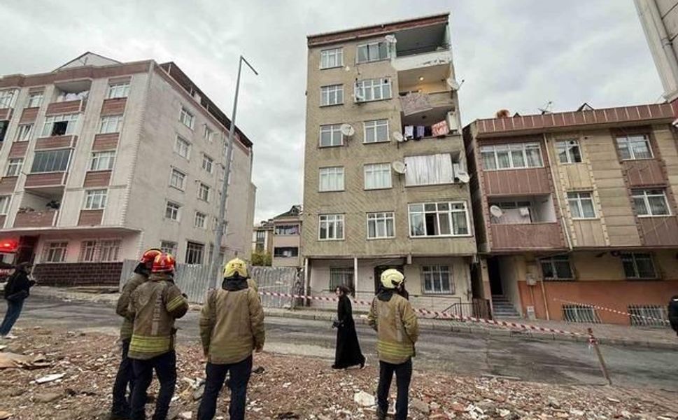 Küçükçekmece'de çatlama nedeniyle 7 katlı bina boşaltıldı
