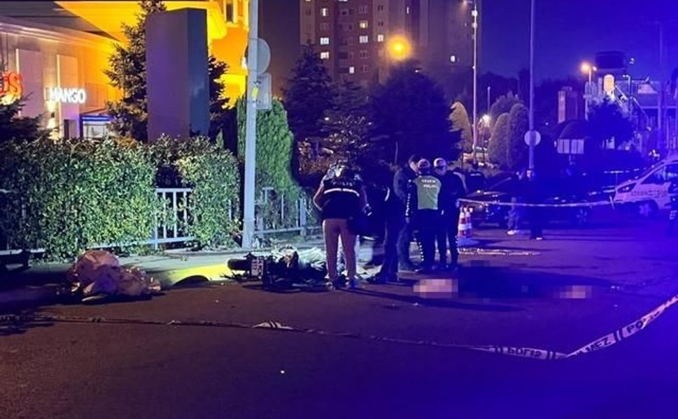 Küçükçekmece'de motosikletle otomobil çarpıştı: 1 kişi yaşamını yitirdi, 1 kişi ağır yaralandı