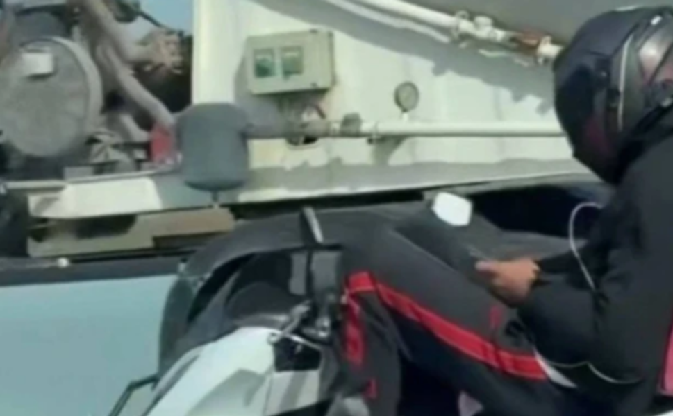 Kuzey Marmara Otoyolu'nda motosikletli kuryenin tehlikeli sürüşü kamerada
