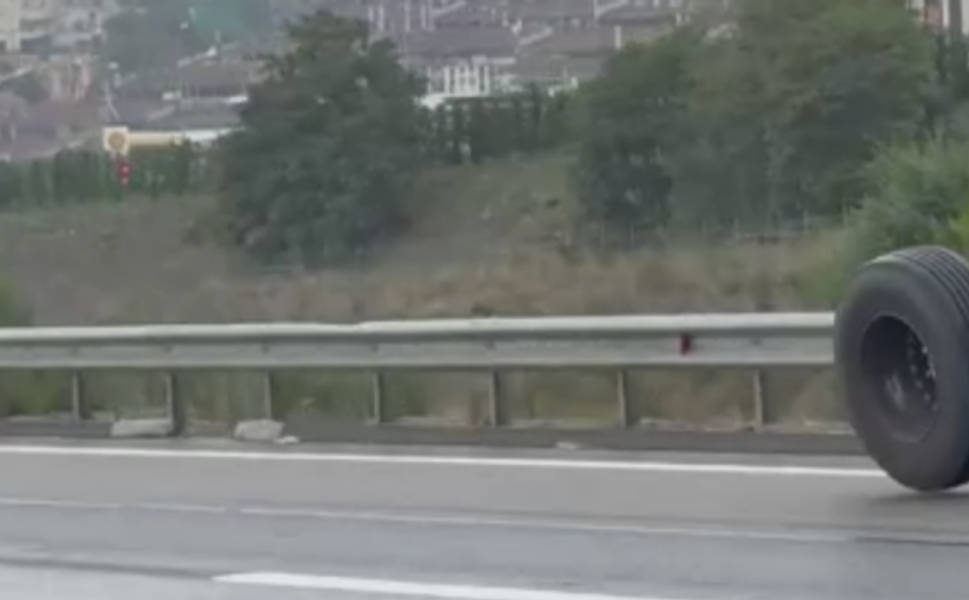 Kuzey Marmara Otoyolu'nda Tır Lastiğinin Kopması Trafikte Tehlike Yarattı