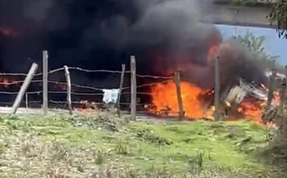 Lastiği patlayan tır köprüden düşerek alev aldı