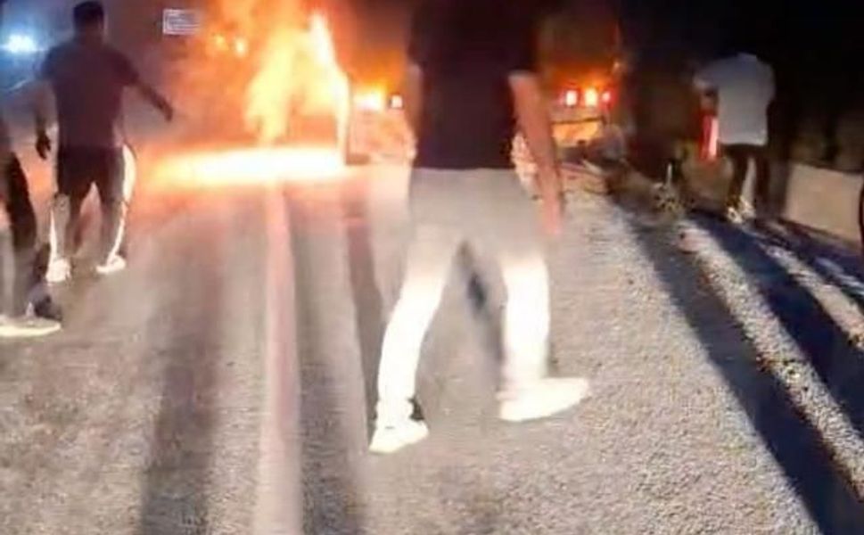 Manavgat'ta odun yüklü kamyonun tekerlekleri ısınan balatalar nedeniyle yandı