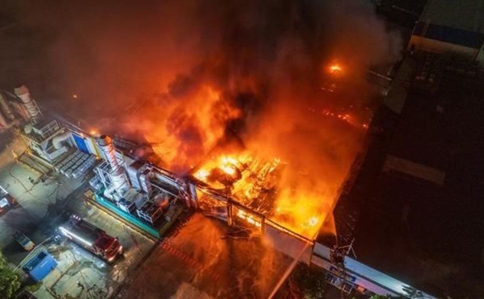 Manisa Organize Sanayi Bölgesinde Akü Fabrikasında Yangın Çıktı