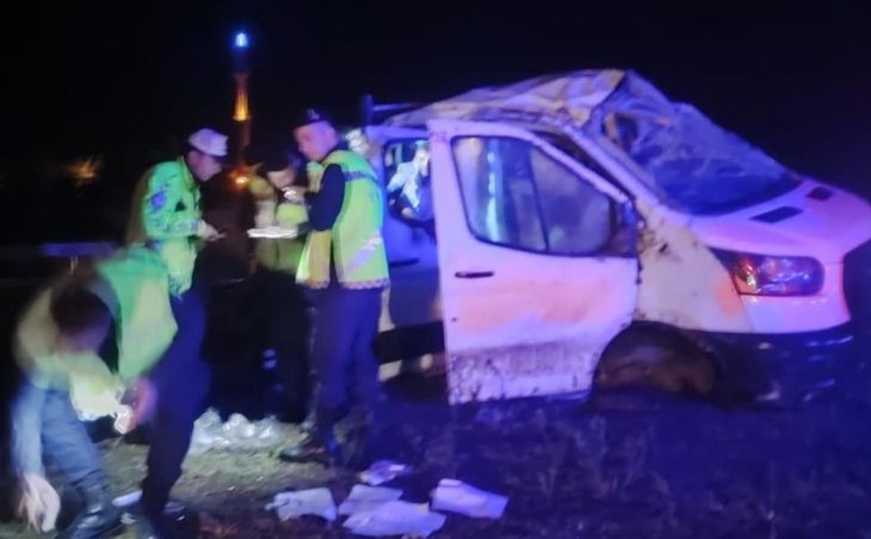 Manisa Sarıgöl'de yağışlı yolda otomobil takla attı, 4 kişi yaralandı