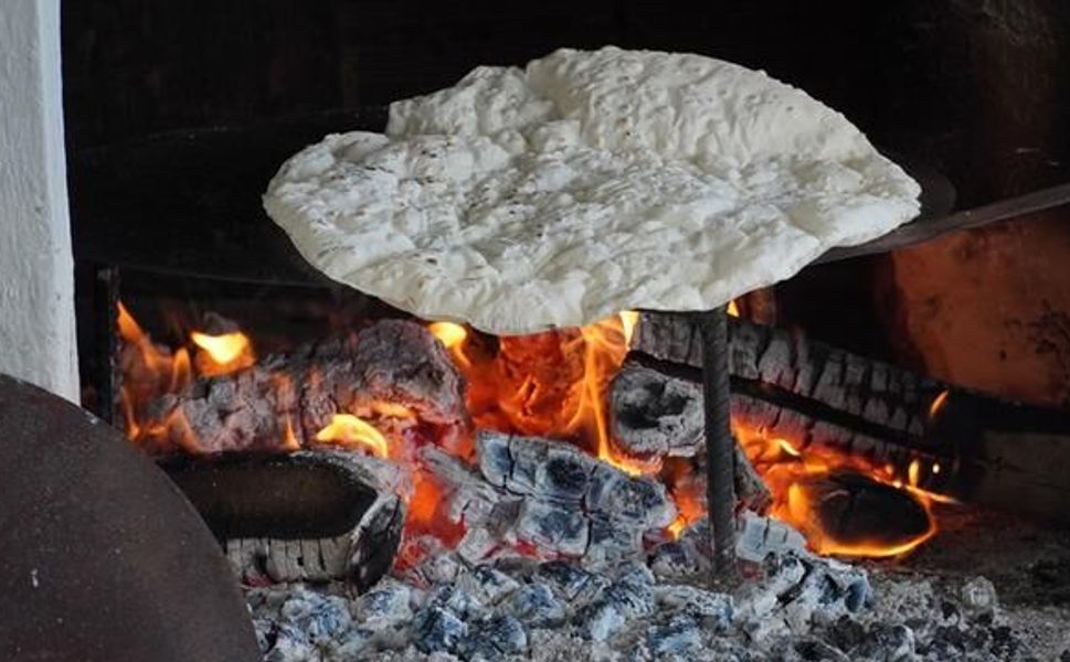 Manisa'da 60-80 yaşındaki kadınlar Ramazan yufkası geleneğini sürdürüyor
