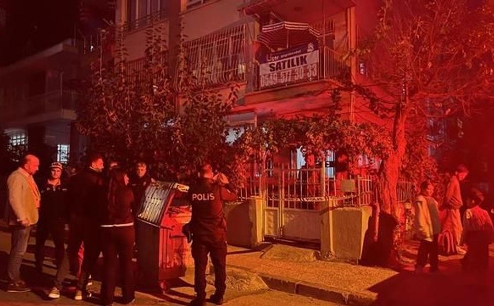 Mersin'de 3 Katlı Binanın Zemini Çöktü, 40 Kişi Tahliye Edildi