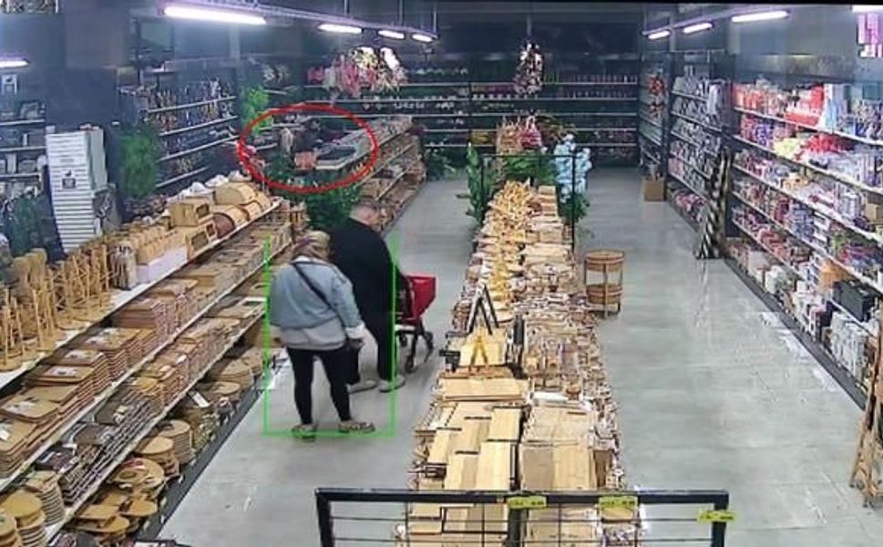 Minibüsün altında kalmaktan son anda kurtuldular