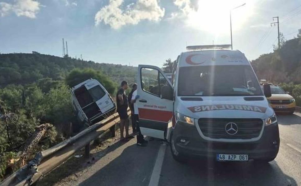 Muğla Bodrum'da makas atan otomobil minibüse çarptı: 2 kişi yaralandı