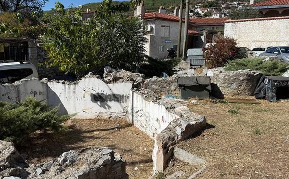Muğla'daki 1572 yapımı Üç Erenler Türbesi kalıntıları bakımsız kaldı