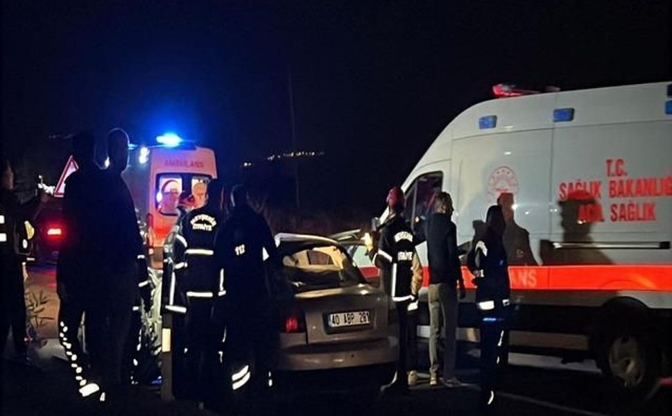 Nevşehir'de TIR'a çarpan otomobilde 2 kişi hayatını kaybetti