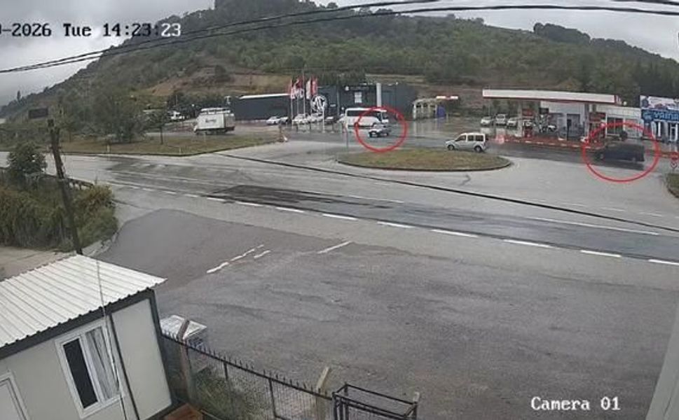Otomobilin ikiye ayrıldığı trafik kazası kameraya yansıdı