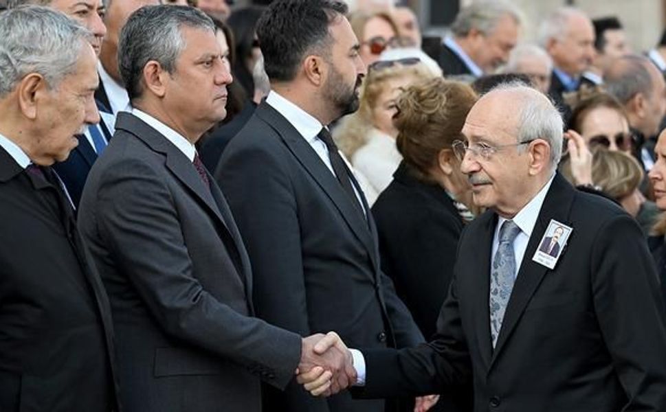 Özgür Özel ve Kemal Kılıçdaroğlu Hasan Günay'ın Cenaze Töreninde Tokalaştı
