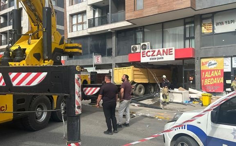 Pendik'te freni boşalan hafriyat kamyonu eczaneye girdi, 7 kişi yaralandı