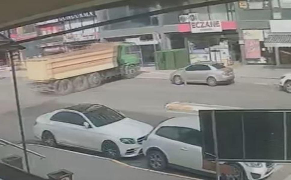 Pendik'te hafriyat kamyonunun eczaneye girdiği an kameraya yansıdı