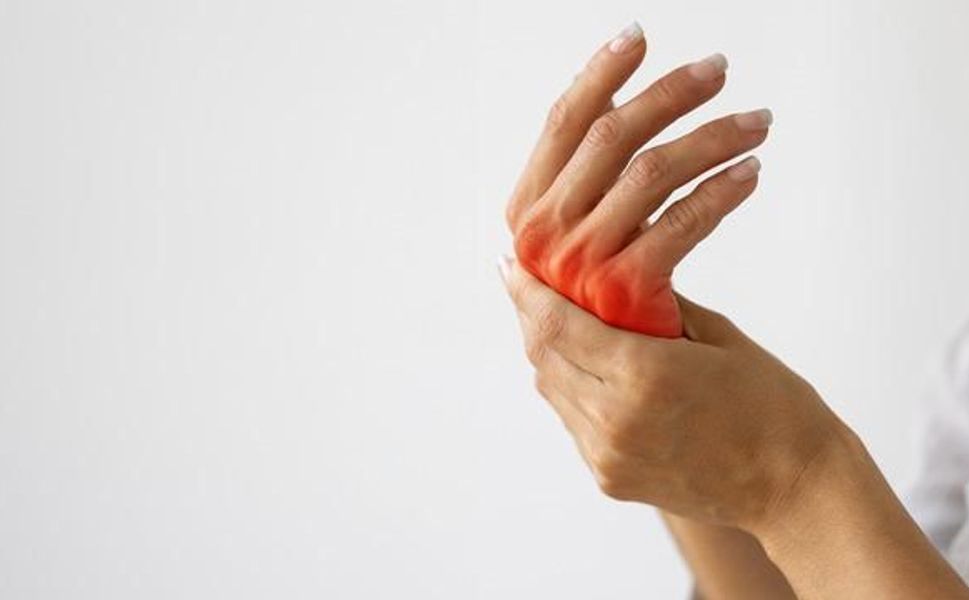 Romatoid artrit parmak eklemlerinde ağrı yapabilir, erken tanı önemli