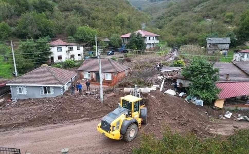 Sakarya Karasu'da sel ve heyelan nedeniyle bir ev yıkıldı, eşyalar dağıldı