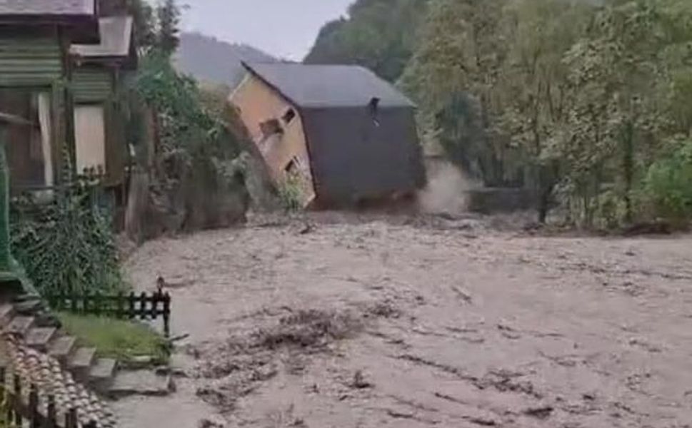 Sakarya'da Dere Kenarındaki Villa Yıkıldı
