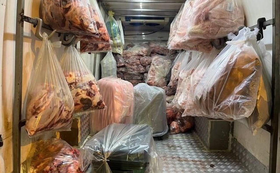 Sapanca'da durdurulan kamyonette 2 ton 809 kilogram menşei bilinmeyen et ele geçirildi