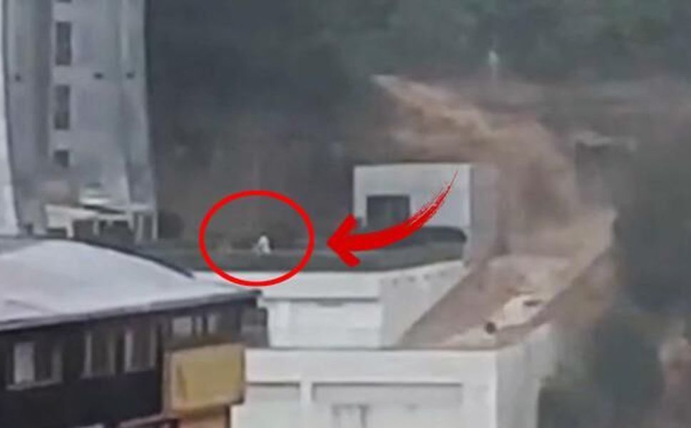 Sarıyer'de sel felaketi anları ve çatıyı basan suyun görüntüleri