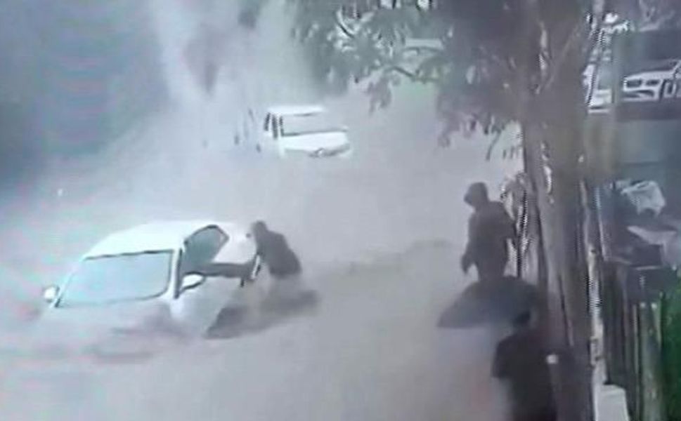 Selde tüm mal varlığını yitirdi, insanlık örneği sergiledi