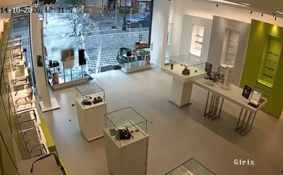 Şiddetli rüzgar dükkan kapısını kırdı