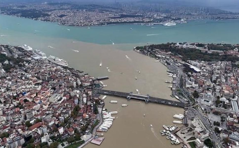 Şiddetli Yağış Sonrası Haliç'in Rengi Değişti ve Boğaz'a Aktı