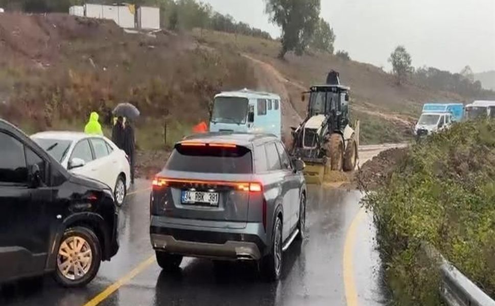Şile'de iki farklı noktada toprak kayması nedeniyle yollar araç trafiğine kapandı
