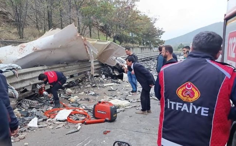 Sinop Boyabat'ta balık yüklü kamyon devrildi: 1 kişi hayatını kaybetti