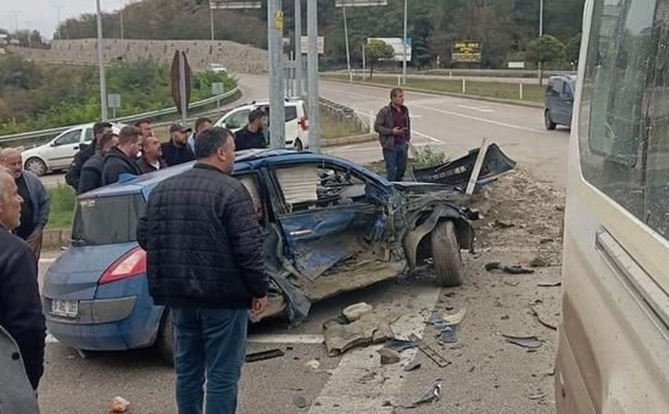 Sinop Boyabat'ta minibüs ve iki otomobilin karıştığı kazada 1 kişi yaralandı