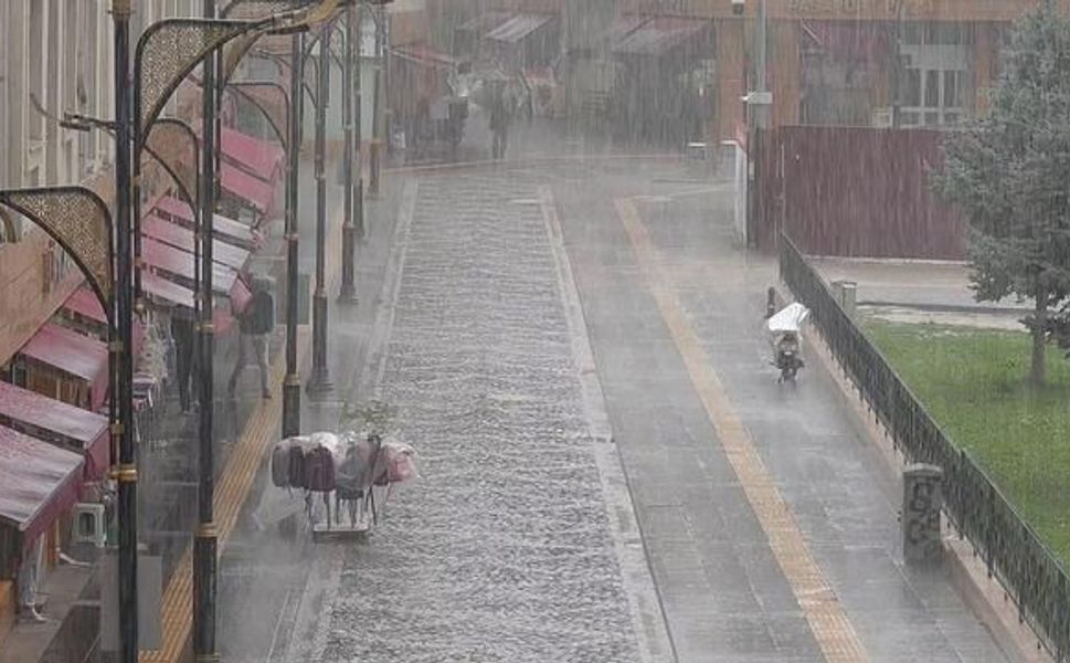 Sivas'ta kuvvetli sağanak sonrası köylerde hasar ve tarım arazileri su altında kaldı