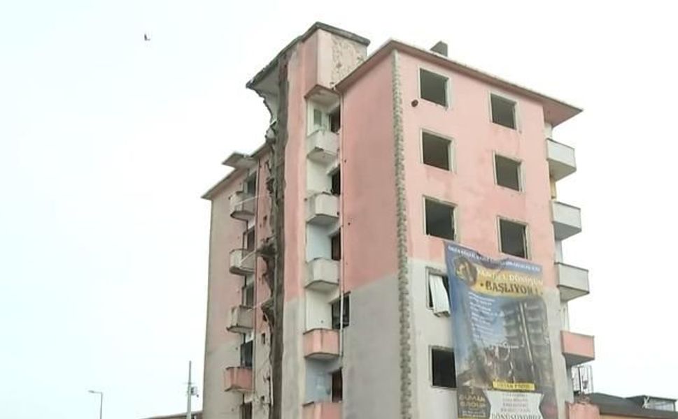Sultangazi'de Kentsel Dönüşüm Alanındaki Binanın Eğilmesi Mahalleliyi Endişelendirdi