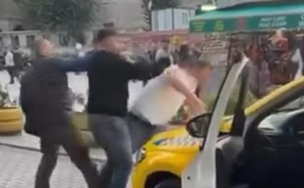 Taksiciler yolcu kapma meselesi yüzünden kavga etti