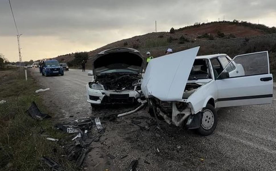 Tokat'ta iki aracın çarpışması sonucu 5 kişi yaralandı