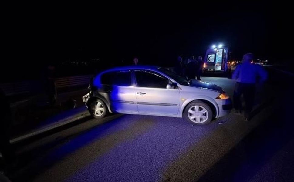 Tosya'da kontrolden çıkan otomobil yolcu otobüsüne çarptı, 2 kişi yaralandı
