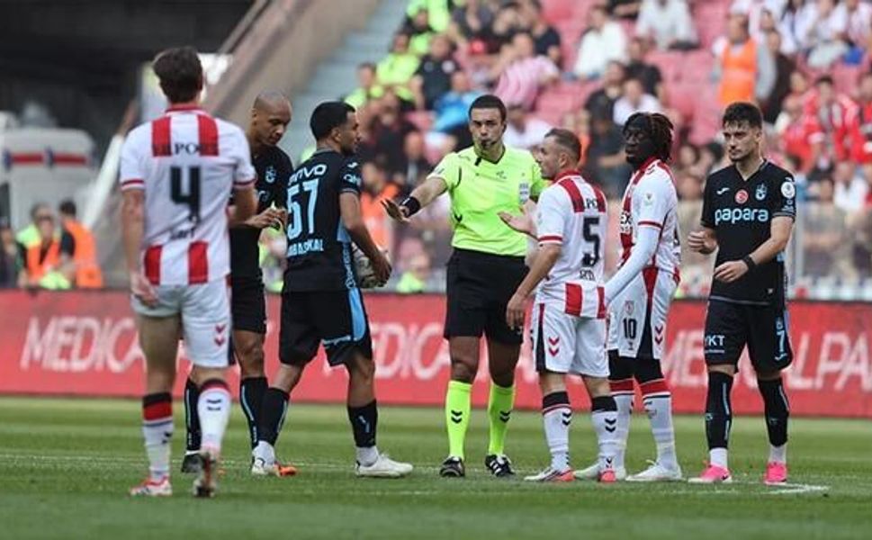Trabzonspor'da Melih Kabasakal'ın Kırmızı Kartı Beşiktaş Derbisini Etkileyecek