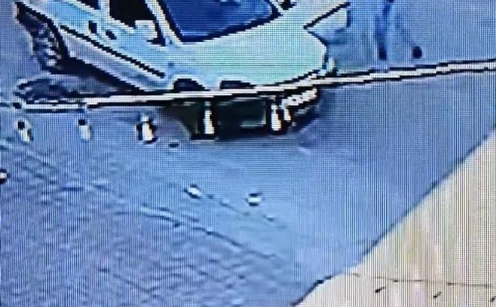 Trafikte önünü kesip aracını çaldı, o anlar kameraya yansıdı