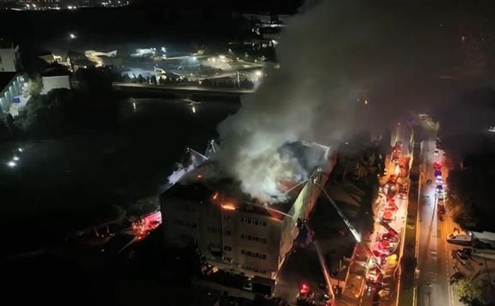 Tuzla'da Ayakkabı Fabrikasında Çıkan Yangın Alevleri 2 Metreyi Buldu