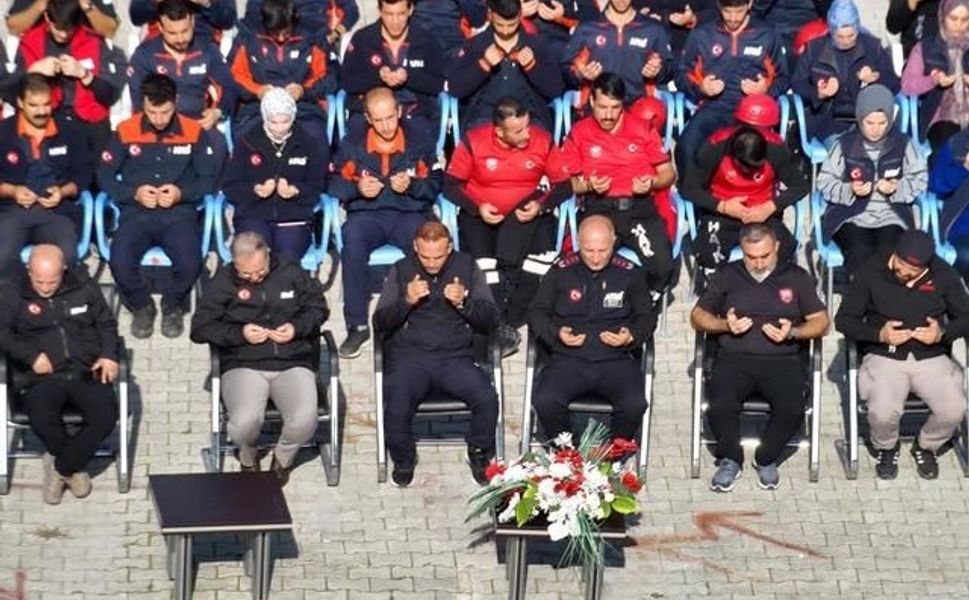 Van'da 23 Ekim Depremi'nin 15. yılında hayatını kaybedenler anıldı