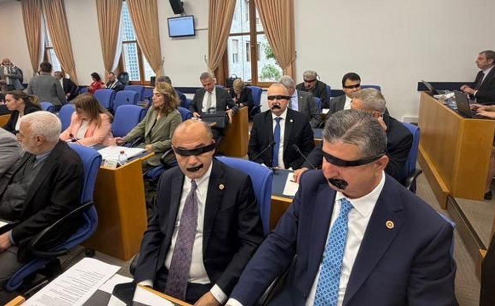 Yeni Partili vekillerin siyah bantlı protestosu tartışma yarattı