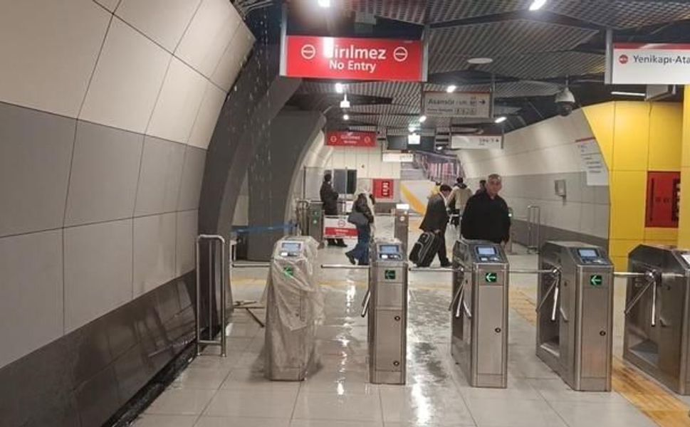 Yenibosna Metro İstasyonu Tavanından Su Sızıntısı Başladı
