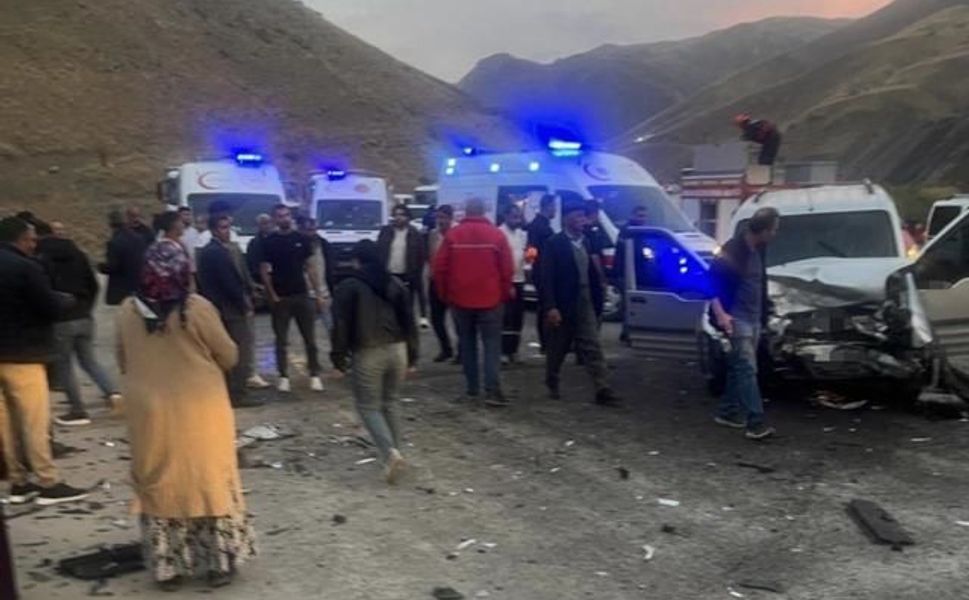 Yüksekova'da iki trafik kazasında 10 kişi yaralandı